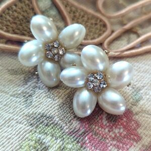 5/$20 pearl flower bloom pierced earrings